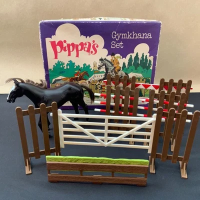 Muñeca Pippa Gymkhana Set Caballo Saltos Esgrima + CAJA Palitoy Años 70’s Foto 1 de 4
