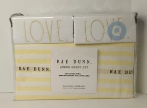 JUEGO DE 4 HOJAS DE REINA RAE DUNN ""AMOR"" RAYAS AMARILLAS Y BLANCAS Bordadas NUEVAS CON ETIQUETAS - Imagen 1 de 3