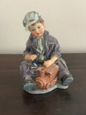 Meerchi Gray Wolf Statuetta Ragazzo In Tuta Con Cappello 14cm - Immagine 1 di 4