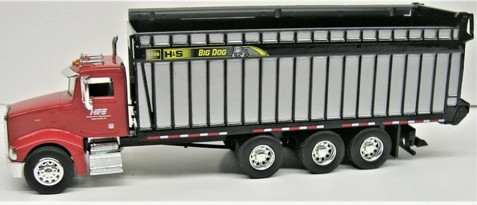 1/64 SPECCAST PETERBILT 385 W/ H&S BIG DOG FORAGE BOX HELLE FARM EQUIPMENT - Image 1 of 1