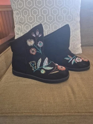 Botas para mujer Indigo Rd forradas de piel sintética bordadas florales talla 7 M’s Foto 1 de 4