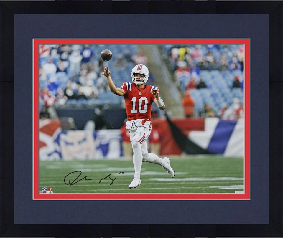 Fotografía enmarcada firmada por Drake Maye New England Patriots de 16" x 20" roja Foto 1 de 1