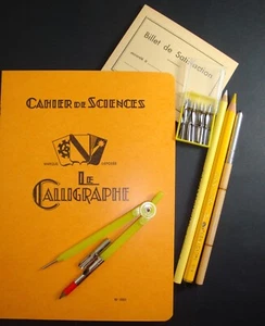 LOT G3 ECOLE SCOLAIRE ANCIEN ECOLIER CAHIER SCIENCE PLUME CRAYONS COMPAS - Picture 1 of 1