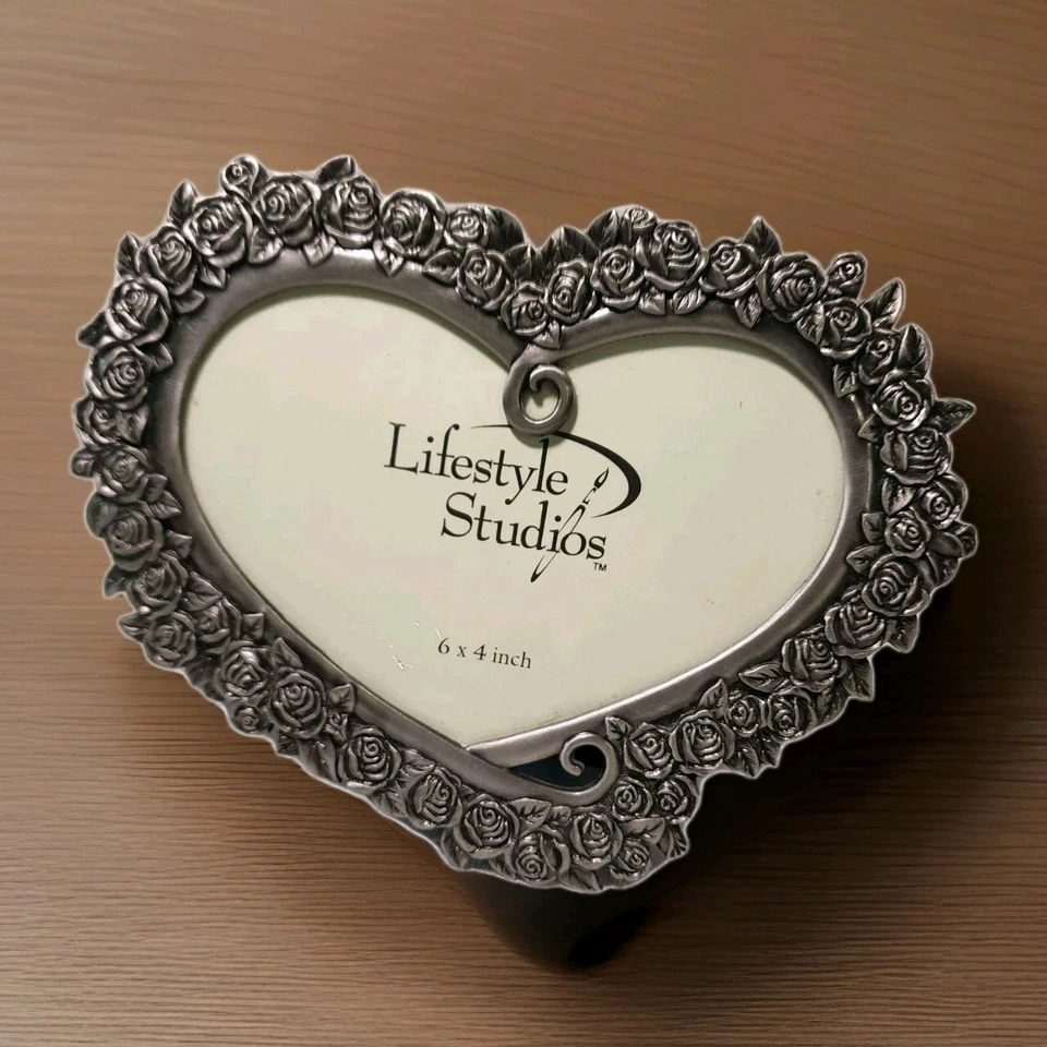 Marco de fotos corazón Lifestyle Studios caballete adornado trasero aspecto de peltre 6x4" Foto 1 de 4