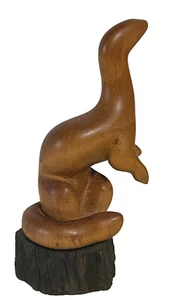 Modernistische handgeschnitzte glatte Holz Otter Skulptur-signiert-10" hoch mit Sockel - Bild 1 von 10