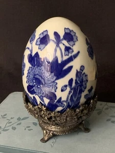 Vintage 4.5” Chinoiserie Blue White Floral Flower Porcelain Egg Sculpture Decor - Picture 1 of 12