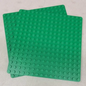 Lego Menge 2 grün 16x16 (5" x 5") dünne Grundplatten EUC Grass Town Castle 3867 - Bild 1 von 6