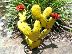 Metal Art garden cactus sculpture, Junk Iron Art, yellow with red flowers - Picture 1 of 11