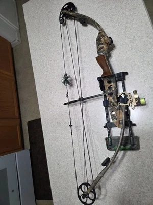 Mathews FX SoloCam Compound Bow. RH. 29" draw. 60lb. Pull. Bow Case included - Image 1 of 4