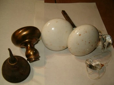 Lote - Juego de perillas de puerta de porcelana blanca con perilla de metal de husillo 3 cristales lata de aceite pequeña Foto 1 de 4