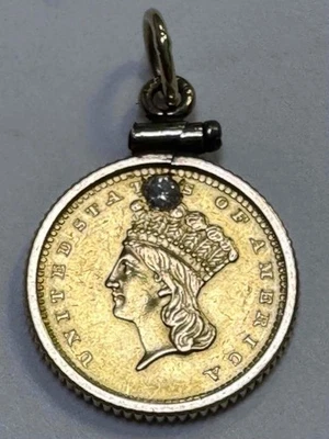 Moneda de dólar de oro con cabeza de princesa india de $1 de 1857 perforada con bisel de relleno de oro de diamante Foto 1 de 4