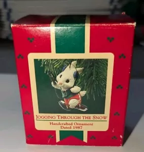 Ornamento Hallmark Keepsake 1987 - Jogging Through The Snow Bunny Walkman QX457-7 - Foto 1 di 7