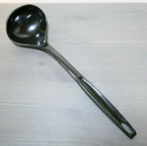 Utensilio de cocina Foley con cucharón de plástico negro para servir - Imagen 1 de 3