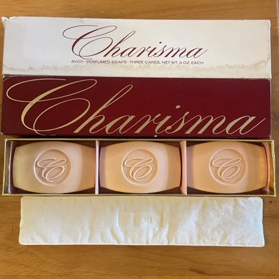 JABÓN AVON CARISMA PERFUMADO DE COLECCIÓN TRES PASTELES 3 OZ CADA UNO 9 OZ TOTAL NUEVO EN CAJA Foto 1 de 4