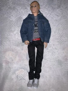 CODY SIMPSON PUPPE 12" Modepuppe Figur Back Stage Pass Serie mit Jean 2011 - Bild 1 von 5