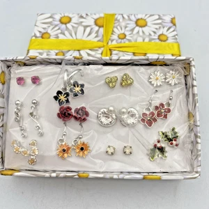 AVON Orecchino Traforato Fiori del Mese Confezione 12pz Cerchi e Borchie Nuovo con Scatola Sigillato - Foto 1 di 7