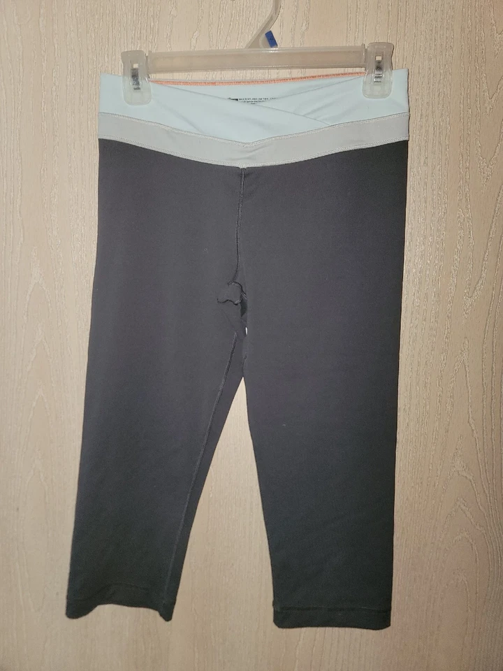 Leggings Victoria's Secret VSX Deportivos Espalda Cruzada Capri Corte Ajustado Talla Pequeña Foto 1 de 4