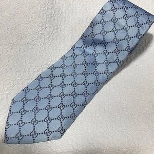 Corbata GUCCI Geométrica Hecha en Italia 100% Seda Por Todas Partes GG Logo Patrón - Imagen 1 de 20