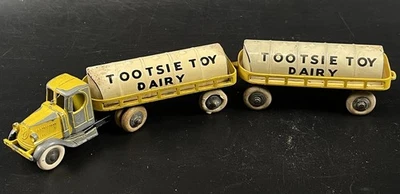 Caminhão-tanque Tootsietoy Dairy #805 trator com dois vagões de reboque vintage década de 1930 - Imagem 1 de 4