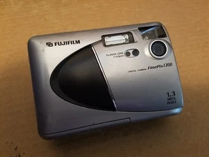 FujiFilm Photo Film FinePix 1300 1.3MP Digital Camera Fujinon Lens 4-AA #0454802 - Picture 1 of 11