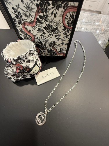 Collana Gucci in argento sterling con sacchetto di design e scatola di marca