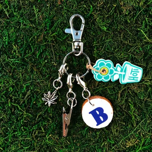 HOTI Hemp White Navy Blue Cork Custom Initial Leaf Roach Clip Charm Keychain NWT - Foto 1 di 9