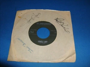 THE EMBELLISHMENTS (DALLAS TEXAS) PRIVATE PRESS SIGNED AUTOGRAPH SLEEVE 45 RPM - Imagen 1 de 3