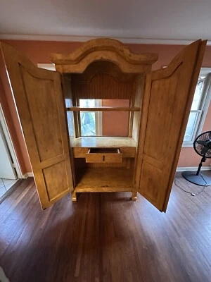 Hermoso armario de pino macizo en excelente estado  Foto 1 de 4