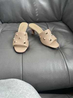 Vaneli Nude 铆钉高跟鞋 8 码 — 第 1/4 张图片