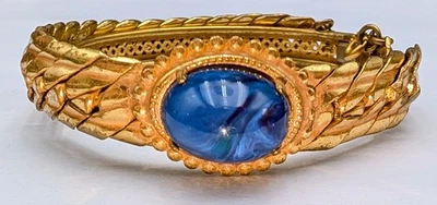 复古 MIRIAM HASKELL 签名金色手镯 带蓝色 CABACHON 石头 — 第 1/4 张图片