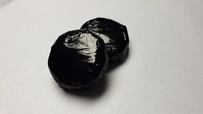 Favor de boda recubierto de chocolate NEGRO envuelto en papel de aluminio 100 piezas  Foto 1 de 2