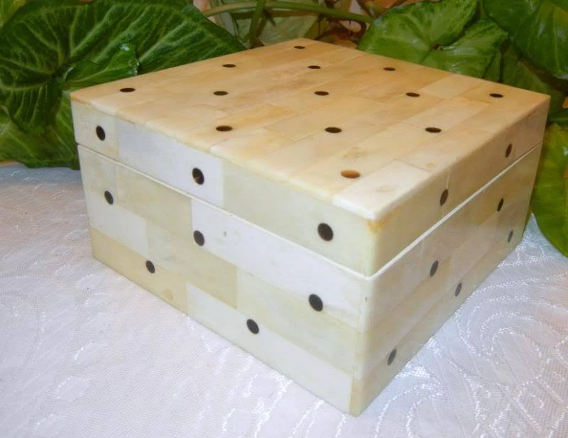 老式中国老式手工雕刻波尔卡圆点饰品珠宝盒 — 第 1/4 张图片