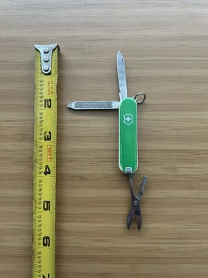 Victorinox Classic SD 0.6223 verde y blanco dos tonos 58 mm SAK Foto 1 de 4