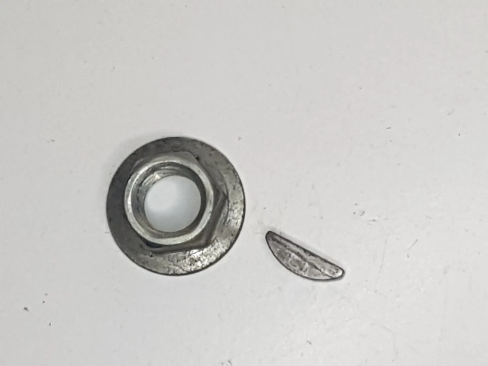 écrou et clavette de volant de moteur Honda gxv140 de Honda HR2150 sm - Photo 1/1