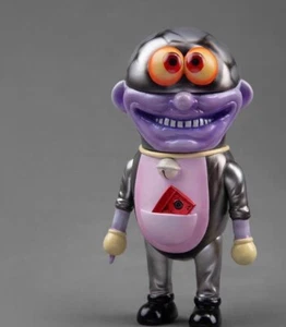 MVH Huuush_Lab Dora B Man Black Kaiju Macau Exhibition Limited Sofubi Vinyl - Bild 1 von 4