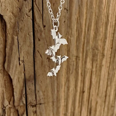 Colar pingente aglomerado de morcegos prata esterlina gótico Halloween noturno - Imagem 1 de 4