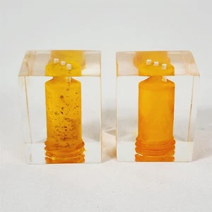 Salero y pimentero Lucite amarillo claro vintage - 1 1/2" - Imagen 1 de 7