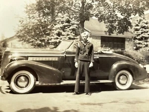 Fotografía P9 Guapo Militar Hombre de la Marina De pie Cool Coche Antiguo Convertible - Imagen 1 de 3
