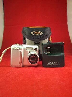 Nikon Digital Camera Coolpix 775 2.1MP Silver + Cf Card & Charger X - Image 1 of 4