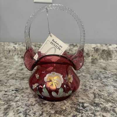 Fenton Cranberry handbemalter Korb mit Goldstiefmütterchen gedrehter Griff Künstler signiert - Bild 1 von 4