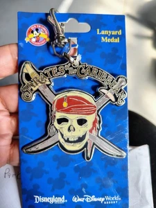Medalla Cordón Piratas del Caribe Parques Disney 2008 Calavera Espadas Logo Nuevo en Paquete - Imagen 1 de 4