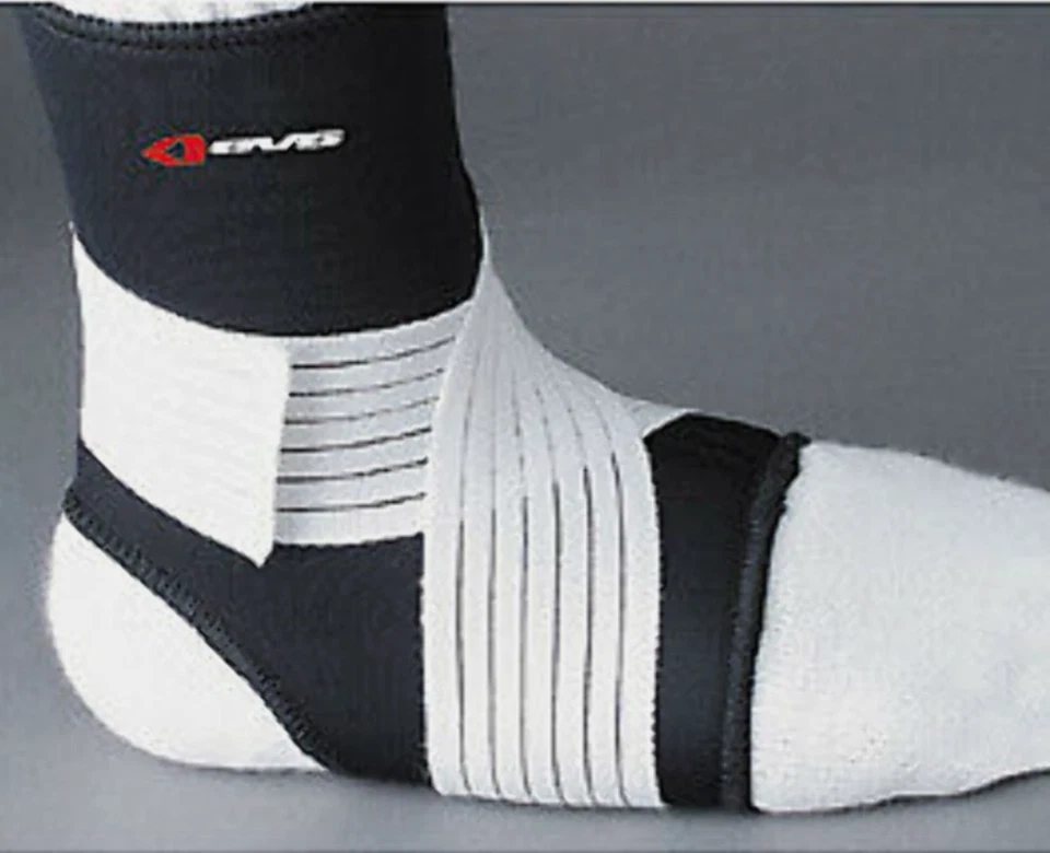 Estabilizador de tornozelo EVS AS14BK-S AS14 6-8 Sm preto pequeno (6-8) 663-1807 - Imagem 1 de 1