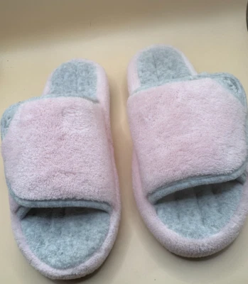 Isotoner Womens Size 7.5-8M Shoes Pink Gray Slides Flip Flop Slipper New - Imagem 1 de 4