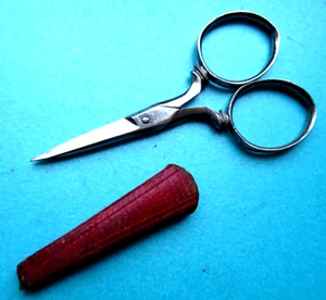 ANTIQUE SMALL EARLY SHAPED HANDLES.SEWING SCISSORS IN LEATHER SHEATH CASE. - Picture 1 of 2