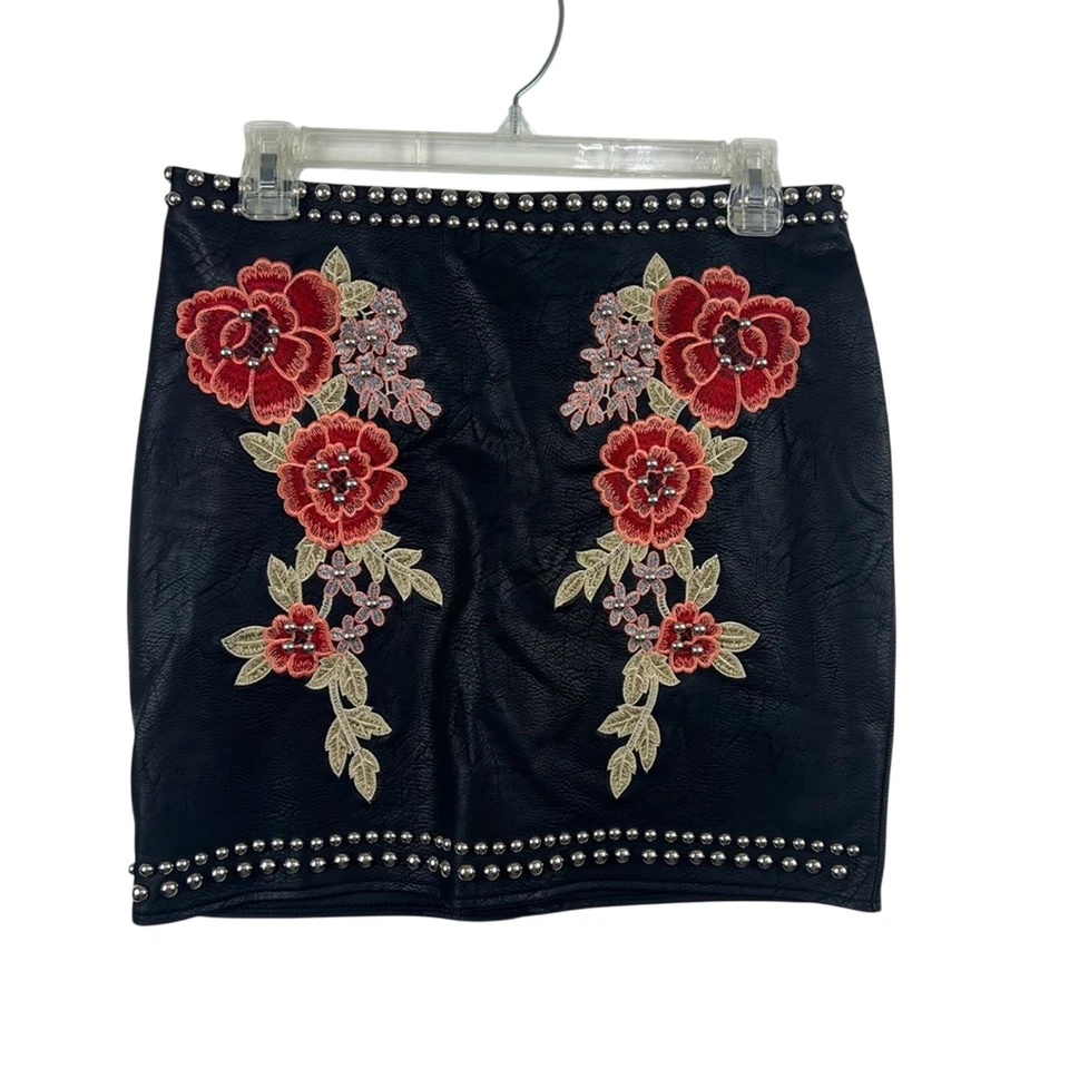 Minifalda Romeo + Juliet Couture negra de cuero vegano bordado floral con tachuelas Foto 1 de 4