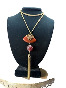 Collana con ciondolo in resina rossa boho marca fortunata motivo ventaglio nappa tono oro stile vintage - Foto 1 di 8