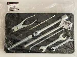 Kit de herramientas y bandeja Mitsubishi MB621043 Pajero Evolution negro EVO OEM Montero 99010 - Imagen 1 de 11