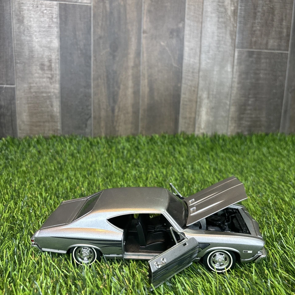 Chevrolet Chevelle SS396 1:24 modelo diecast de Welly Silver Foto 1 de 4