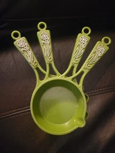 Vintage Avocado Green 4 Measuring Cups White Flower Handle Plastic Retro - Picture 1 of 5