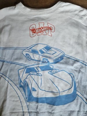 Camiseta de manga larga Gap Hot Wheels Attack the Track 4T para niños Foto 1 de 4